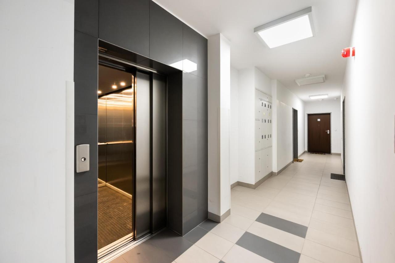 ורשה Metro Mlynow Silver Apartment מראה חיצוני תמונה